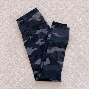 Athleta workout pants black and gray camo